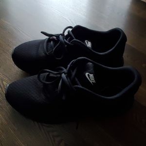 Women's 8.5 Nike Shoes